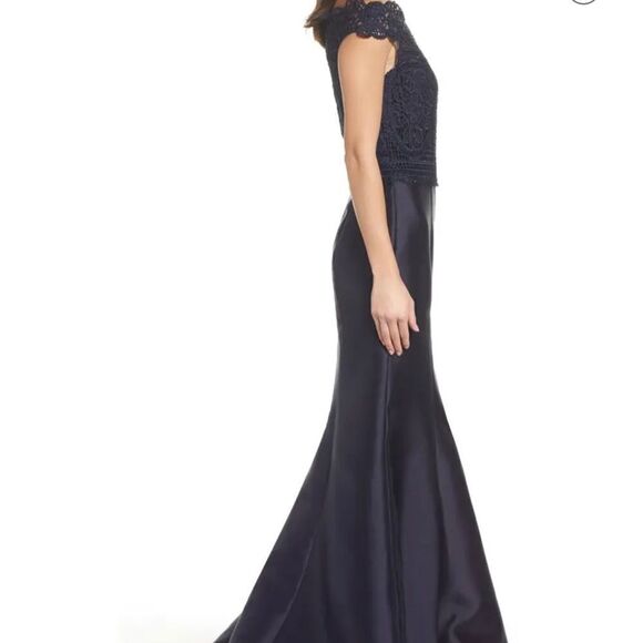 La FEMME Lace & Twill Mermaid Prom Gown
Navy Sz 8  NEW Retail $438 Pageant Party - Picture 7 of 16